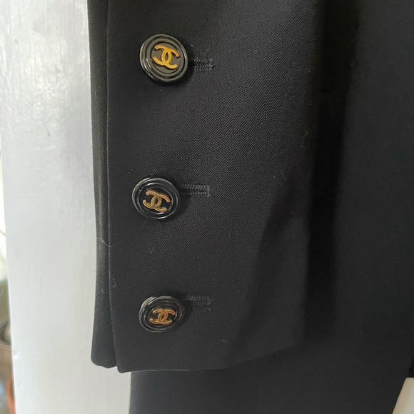 Chanel Vintage blazer with black and gold buttons - Picture 6 of 7